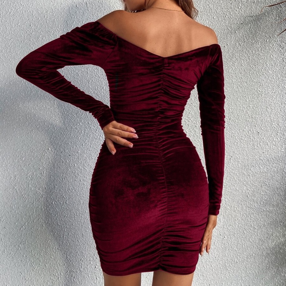 black lush velvet fitted sweetheart neck dress - Picture 16 of 16